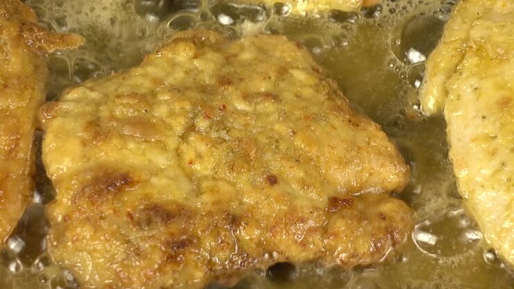 Preparation of a chicken chop on a cast-iron pan