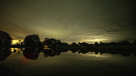 Puesta-De-Sol-Nublada-En-Un-Lago-Con-Un-Lapso-De-Tiempo-De-Cabaña