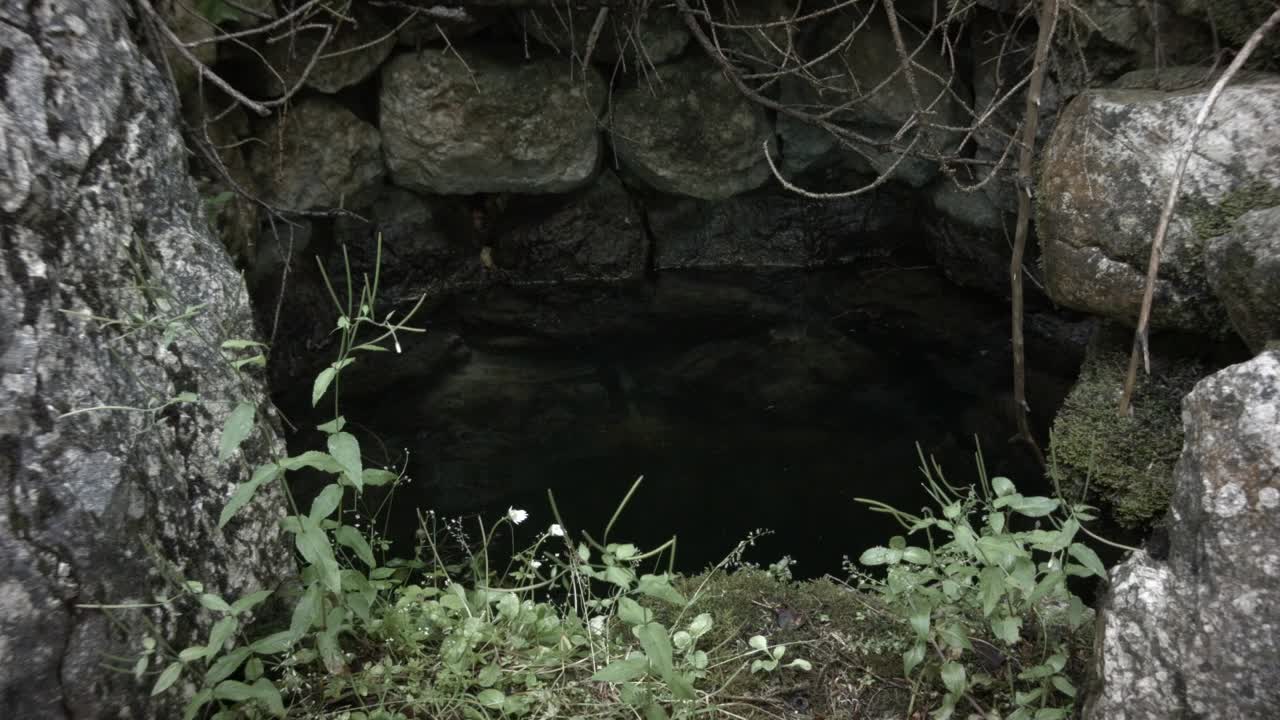 자연 우물의 식수 표면에 떨어지는 물방울