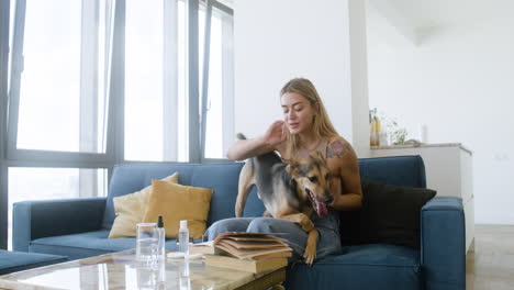 perro y mujer en casa