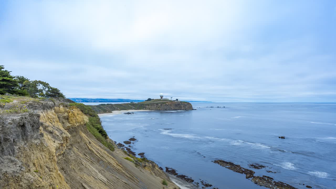 lapso de tiempo: vista lejana del punto del pilar en la bahía de la media luna