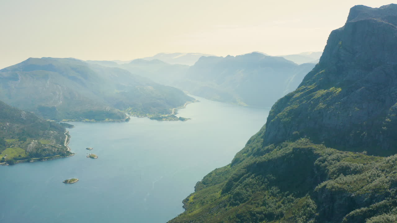 Luftoptagelser af Hornhelen i Norge. Dette er en 860 meter høj klippe, der rejser sig lodret fra fjordene nedenfor.