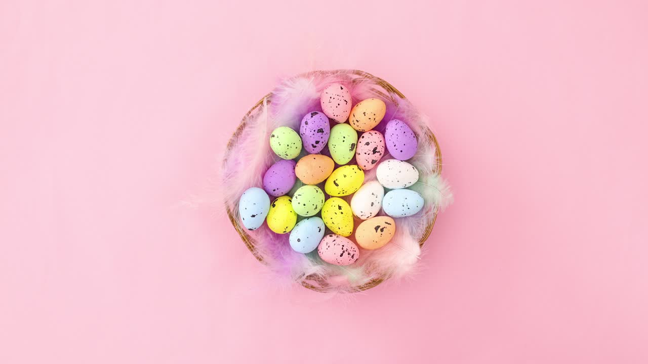 великденские красочные яйца движутся в круге в деревянной корзине с перьями.