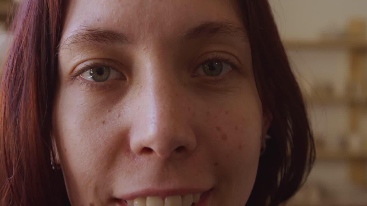 joven alfarera trabajando en su estudio