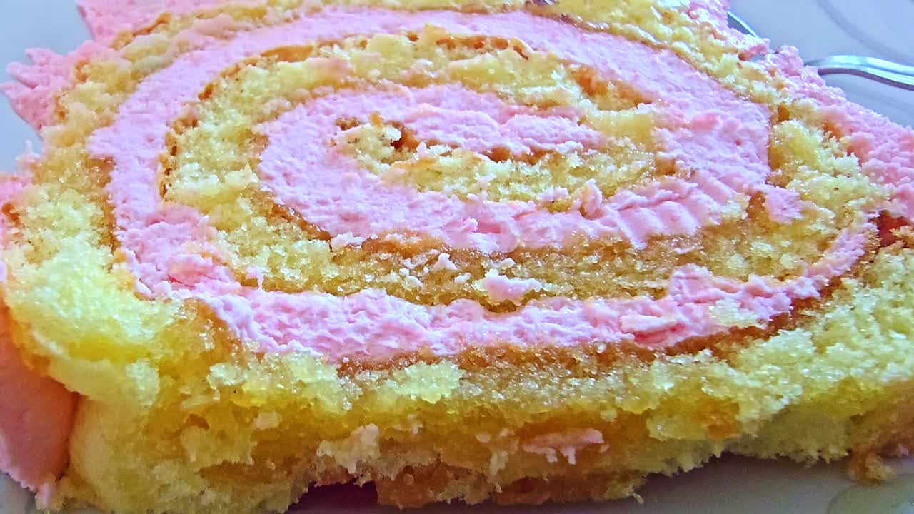 Pembe kremalı dolgulu Noel kütük pasta dilimi yakın çekimi