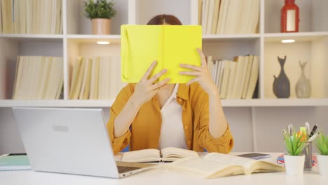 una estudiante divertida y alegre.