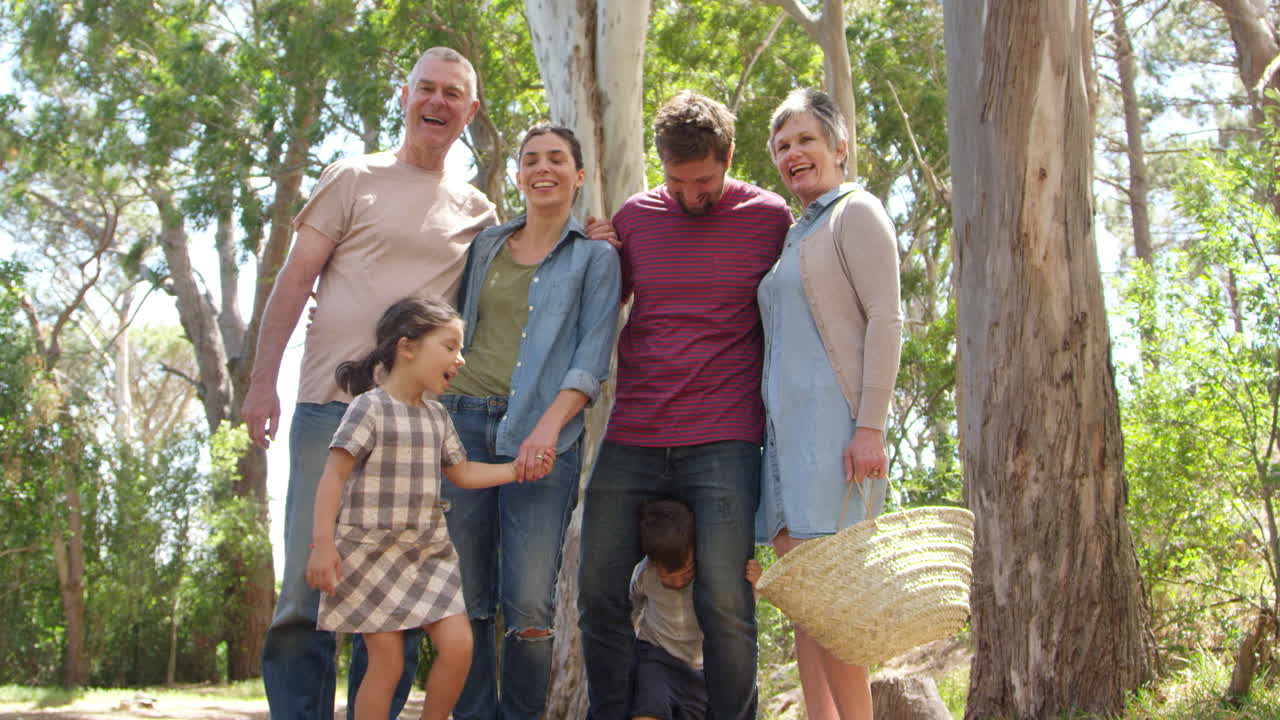 시골에서 산책하는 다세대 가족의 초상화