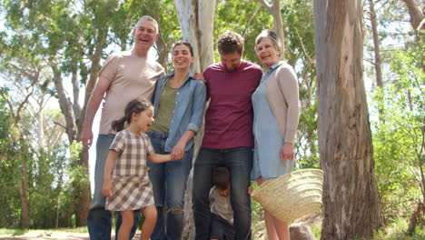 Porträt-Einer-Familie-Mit-Mehreren-Generationen-Auf-Einem-Spaziergang-In-Der-Landschaft