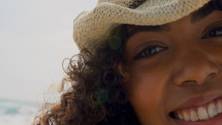 Primo piano di donna afroamericana in piedi in spiaggia 4k