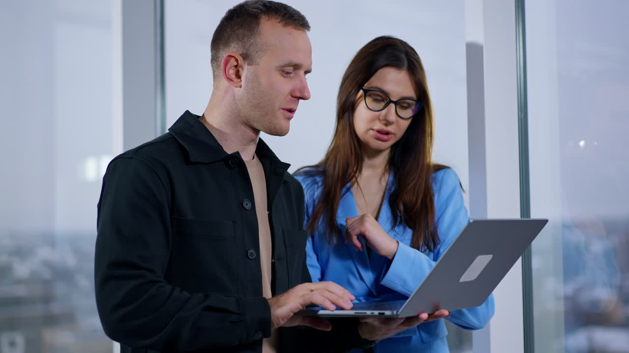 colegas de negocios colaborando en una computadora portátil