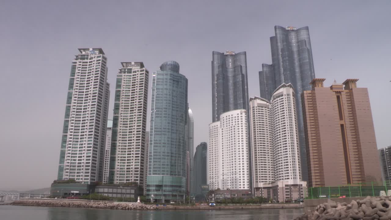 Campo lungo della Marina di Haeundae con grattacieli in Corea del Sud