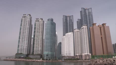 posibilidad remota del puerto deportivo de haeundae con rascacielos en corea del sur