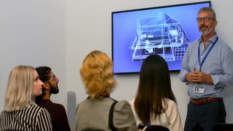 hombre de negocios dando una presentación en la sala de conferencias 4k