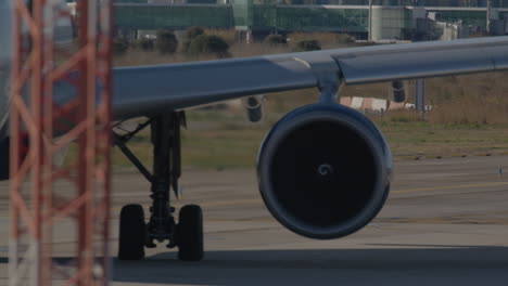 primer plano del motor del avión en la vía de rodaje