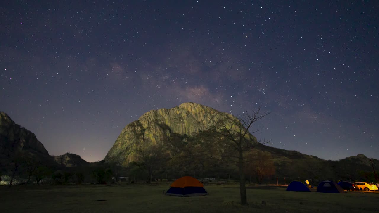 해가 뜨기 몇 분 전에 은하수를 보여주는 밤하늘의 타임  ⁇ 스