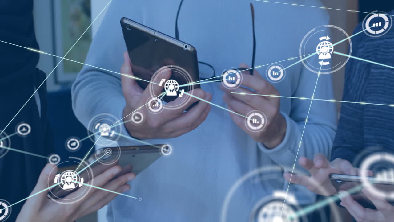 태블릿을 사용하는 다양한 비즈니스 사람들에 대한 아이콘과 연결 네트워크의 애니메이션