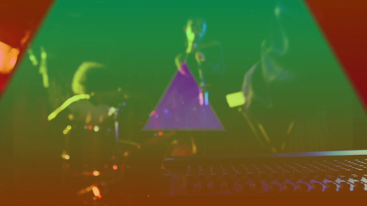 Video verticale: Band che suona, un indicatore avvia un ciclo di triangoli che rivela il cantante per la musica.