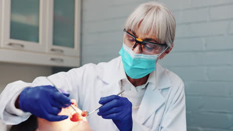el dentista examina los dientes del paciente