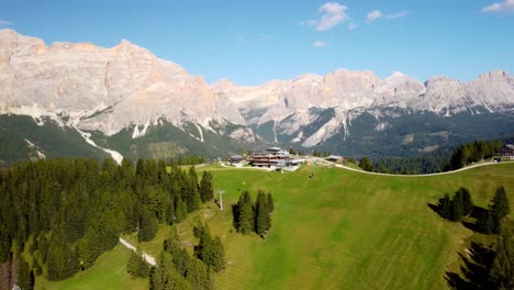 cableway y estación en pralongia en italia, hora de verano