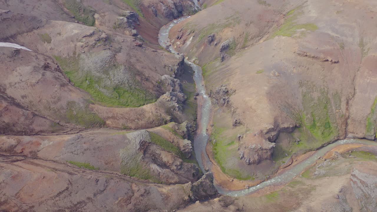 sobre el cañón rocoso en las tierras altas de islandia, área de kerlingarfjoll