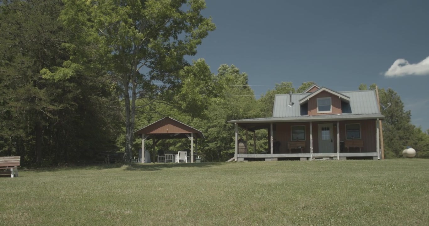 Eine Hütte auf einem grasbewachsenen Hügel im ländlichen Amerika