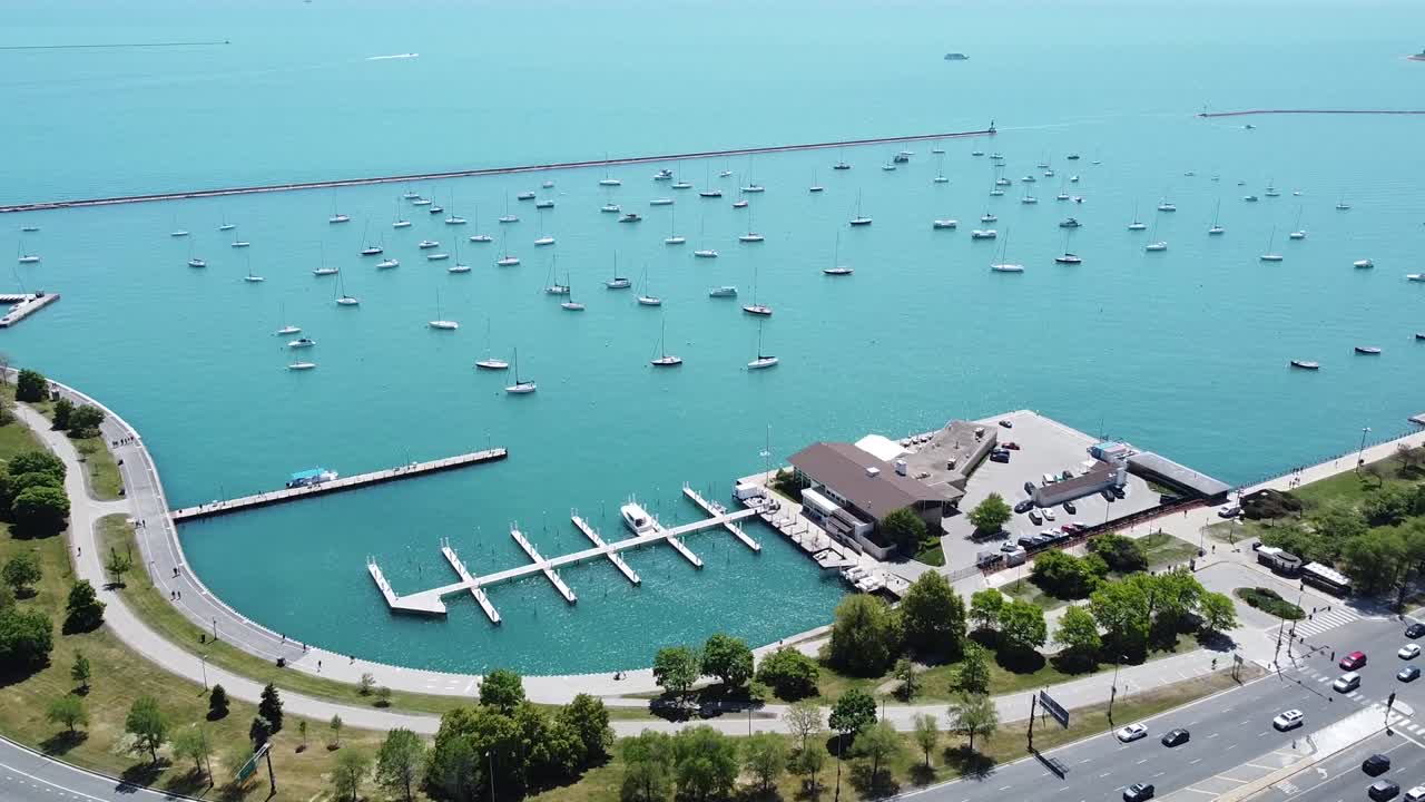 시카고 레이크쇼어 항구로 가는 항공 도리, 바다 벽 내에 정박한 보트