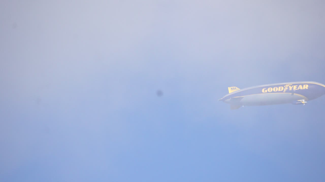 dirigible de goodyear volando sobre la ciudad