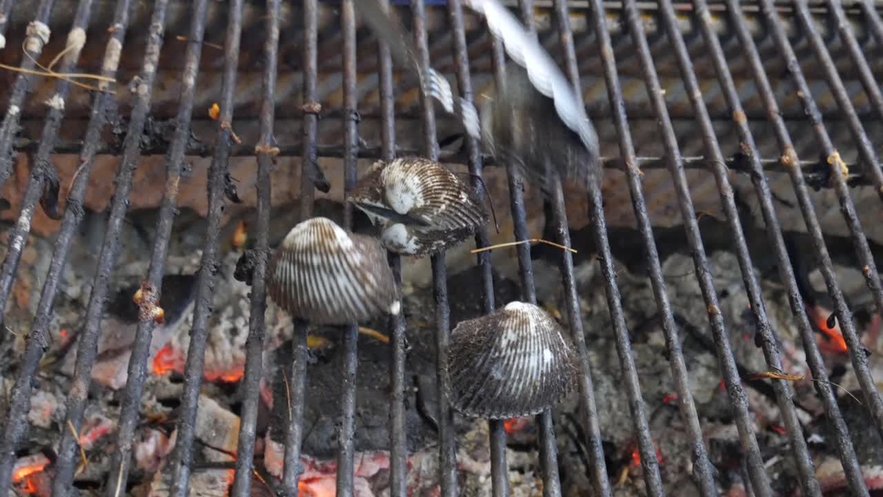 해산물 레스토랑 에서 뜨거운 목탄 에 요리 하는 혈액 조개 그릴