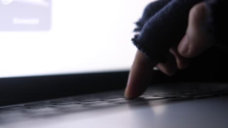 persona escribiendo en un teclado de portátil