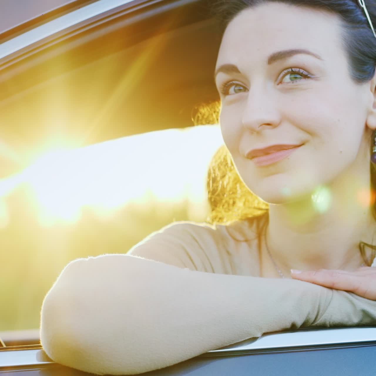 mujer atractiva mira por la ventana del coche retrato 4