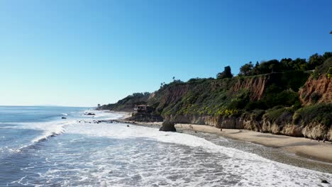 Toma-De-Drones-De-La-Playa-El-Matador-En-Malibu,-California,-Que-Muestra-El-Océano,-Las-Olas-De-Agua-Blanca-Y-La-Playa-Desde-Arriba