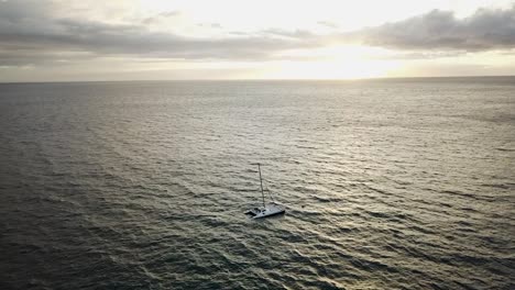 el atardecer en las playas de maui, hawai.