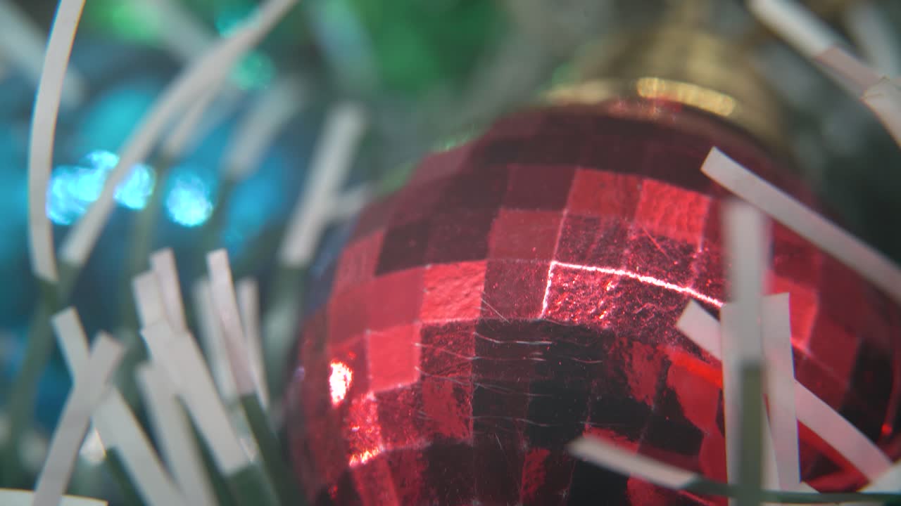 decoración de navidad, coloridos adornos de cristal bolas azules, verdes y rojas, año nuevo decorado, luces brillantes, cinematográfico close-up macro tilt up video 4k, hermosa profundidad de campo, iluminación bokeh
