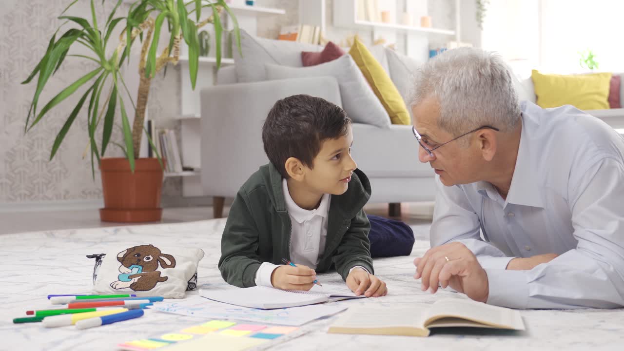 padre e hijo estudian juntos en casa.