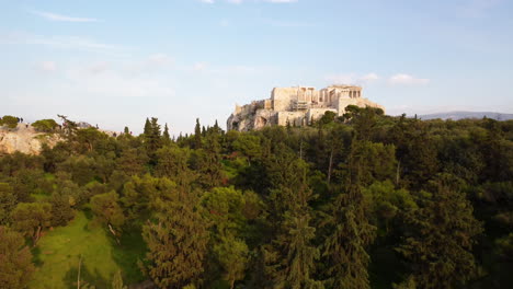 Athen,-Griechenland,-Epische-Enthüllung-Der-Akropolis,-Durch-Bäume,-Aufsteigend,-Parthenon,-Antikes-Griechenland,-Marshügel,-Apostel-Paulus,-Jünger,-Warmer-Sonnenuntergang,-Kreuzfahrtziel,-Hotels,-Reiseanzeige,-Grün