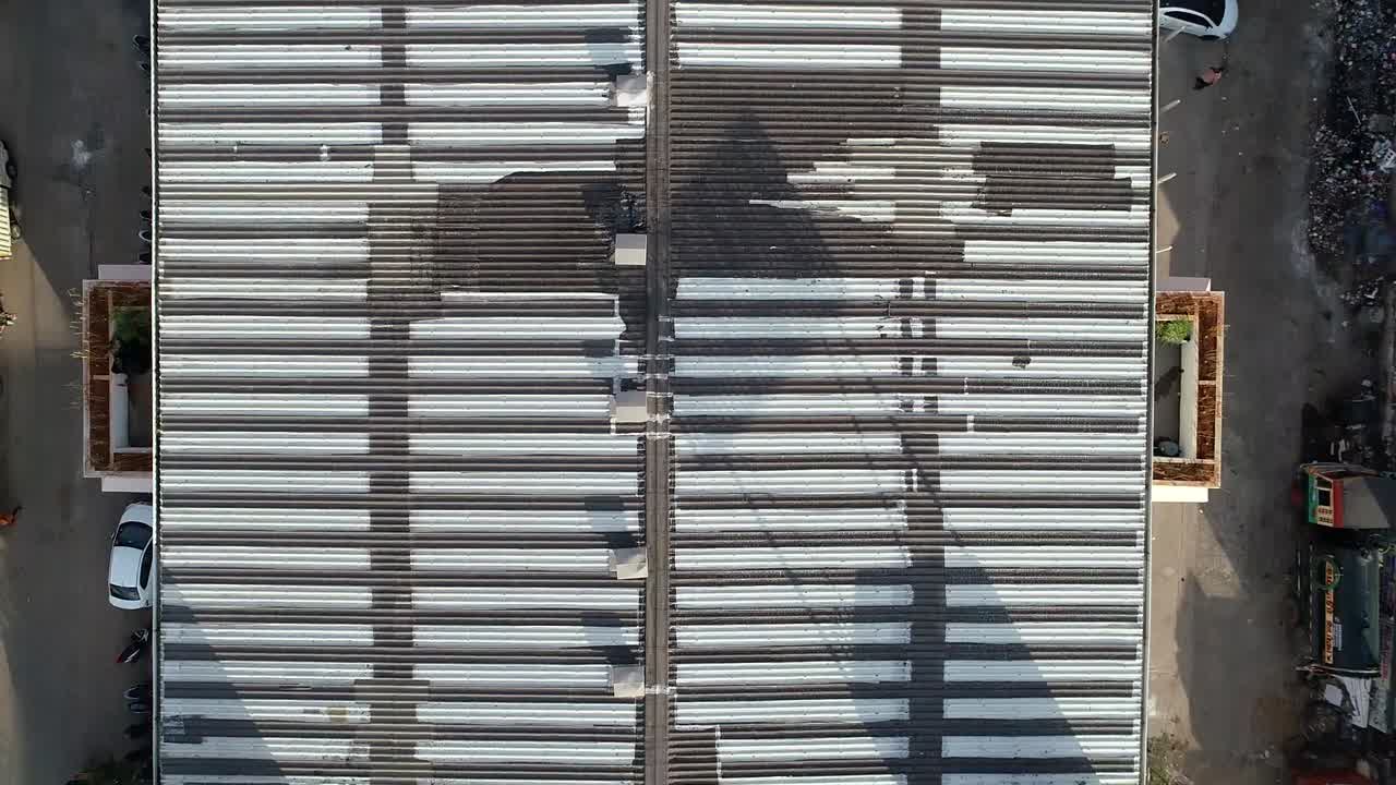 aéreo ojo de pájaro arriba hacia abajo vista perspectiva del antiguo edificio urbano | movimiento vertical