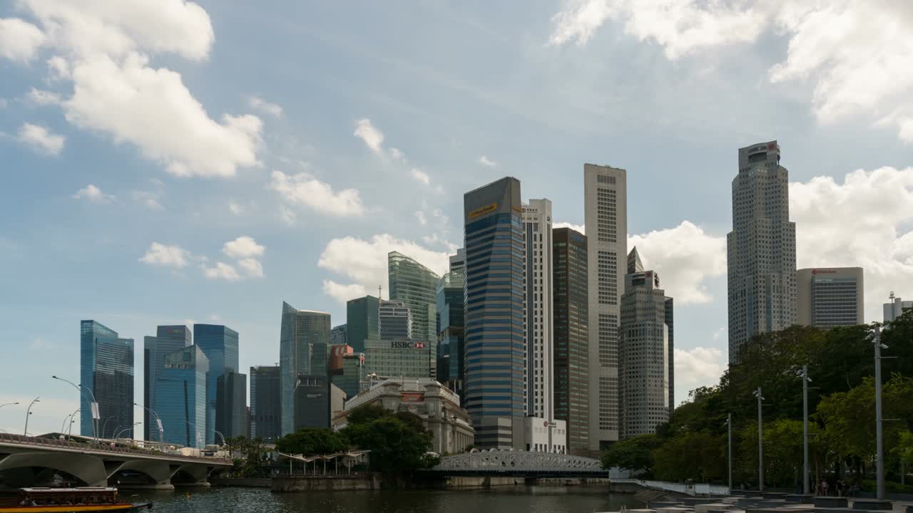 시내 금융 센터와 싱가포르 강을 따라 페리 보트 위에 구름과 파란 하늘의 시간 경과
