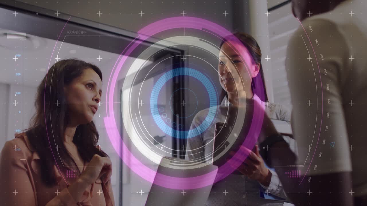 animación del procesamiento de datos sobre diversas personas de negocios hablando en la oficina