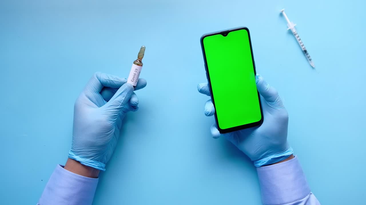 escena médica con vacuna contra la covid-19, teléfono inteligente y jeringa