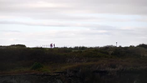 silueta de turistas de tiro de seguimiento caminando desde el mirador