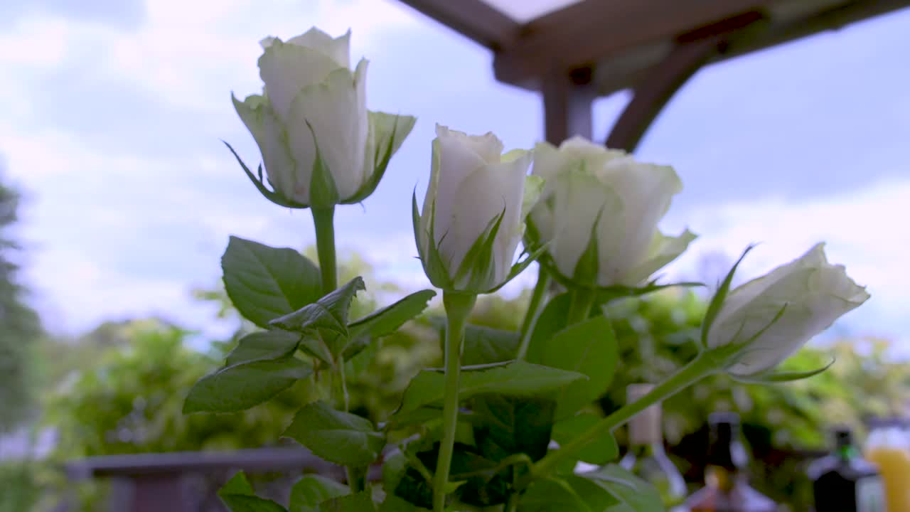 제단 아래에 꽃이 있는 결혼식 장식