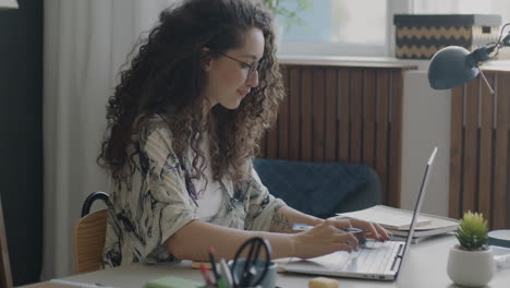 mujer que trabaja desde casa