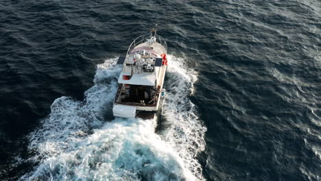 Rückspülung-Von-Einem-Schnellboot-Auf-Dem-Weg-Zum-Angeln-In-Der-Adria-Bei-Sonnenaufgang-In-Kroatien