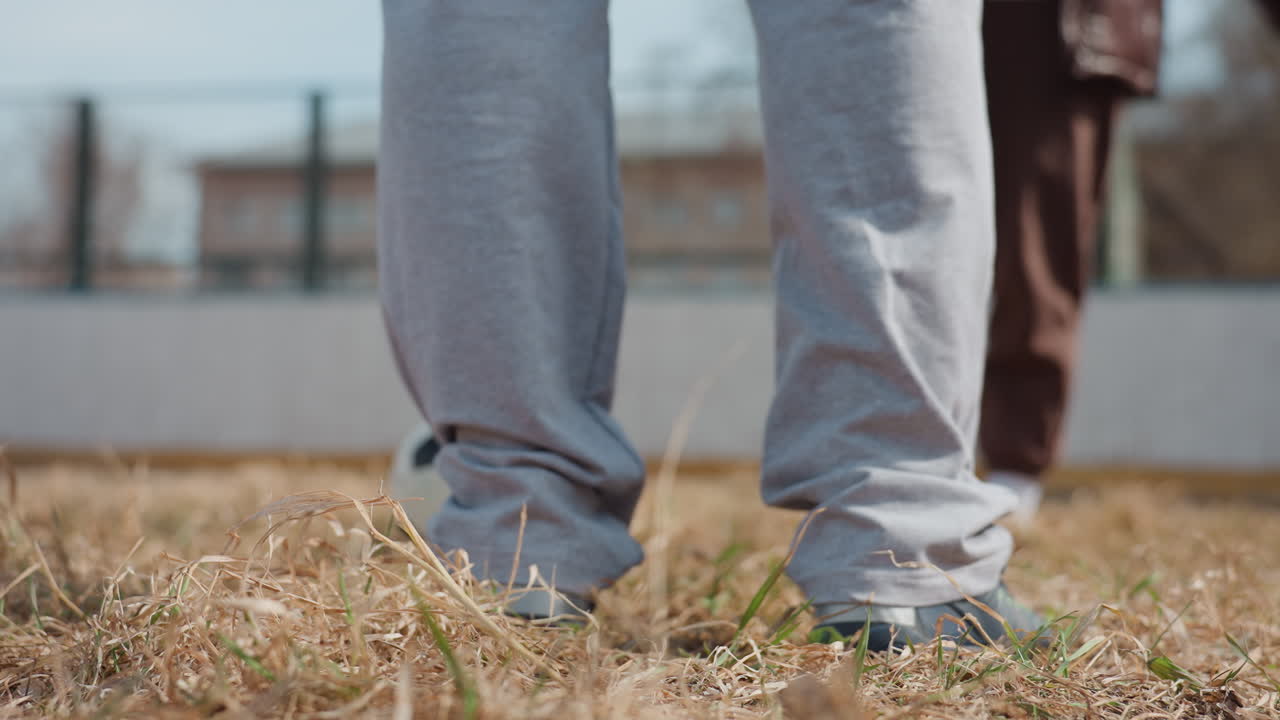 선수들이 정확한 타이밍으로 연습하고, 팀들이 험난한 환경에서 발놀림을 맞춰 리허설하며, 자연 환경에서 리듬과 올바른 기술을 강조하는 조직적인 운동 훈련을 하고 있어요.