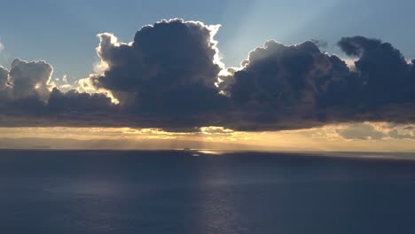 vista mágica de nubes oscuras sobre el sol durante la hora dorada en la playa