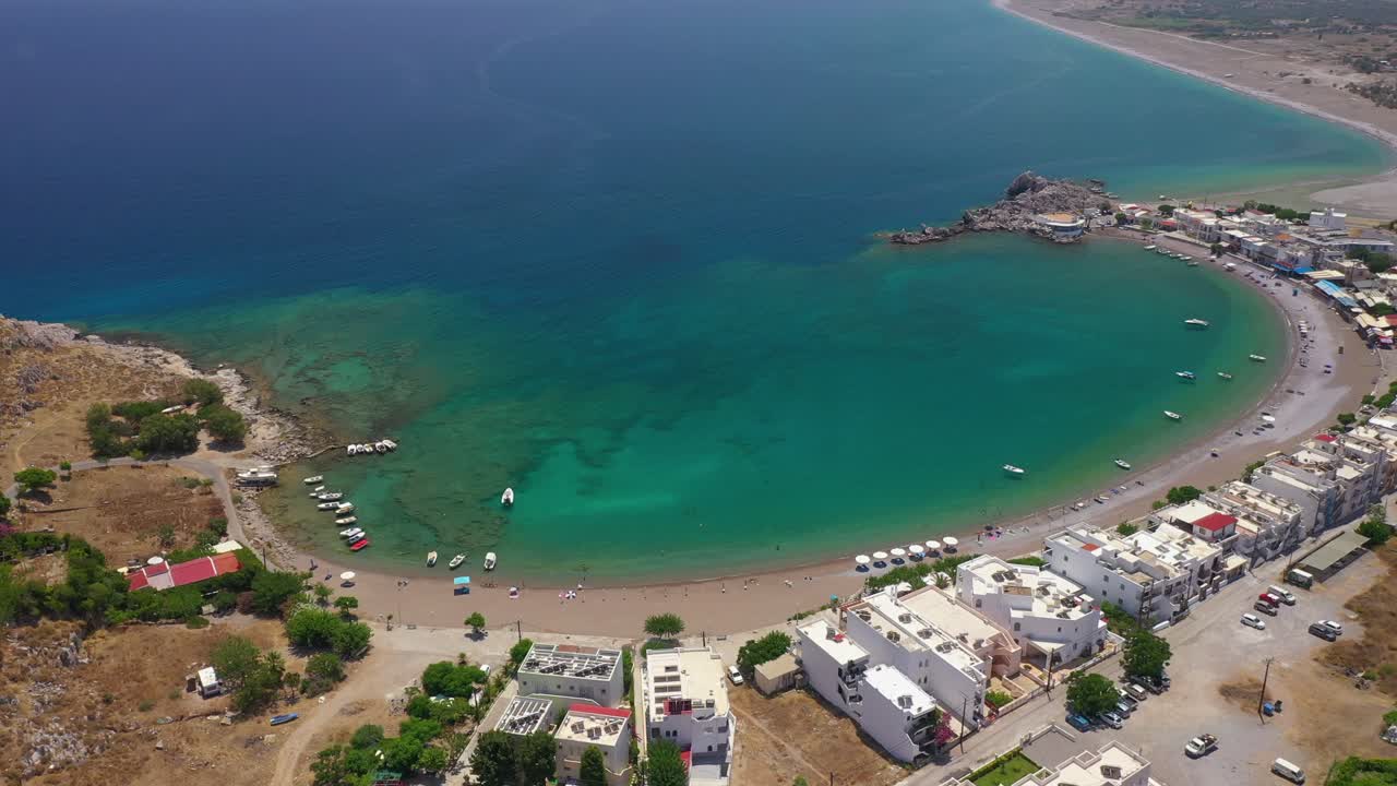 vista aérea de la playa de haraki en rodas, grecia