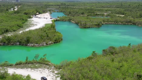 Scenic-Shot-In-Blue-Lake-Cap-Cana-Ein-Idealer-Ort,-Um-Mit-Der-Ganzen-Familie-Zu-Genießen