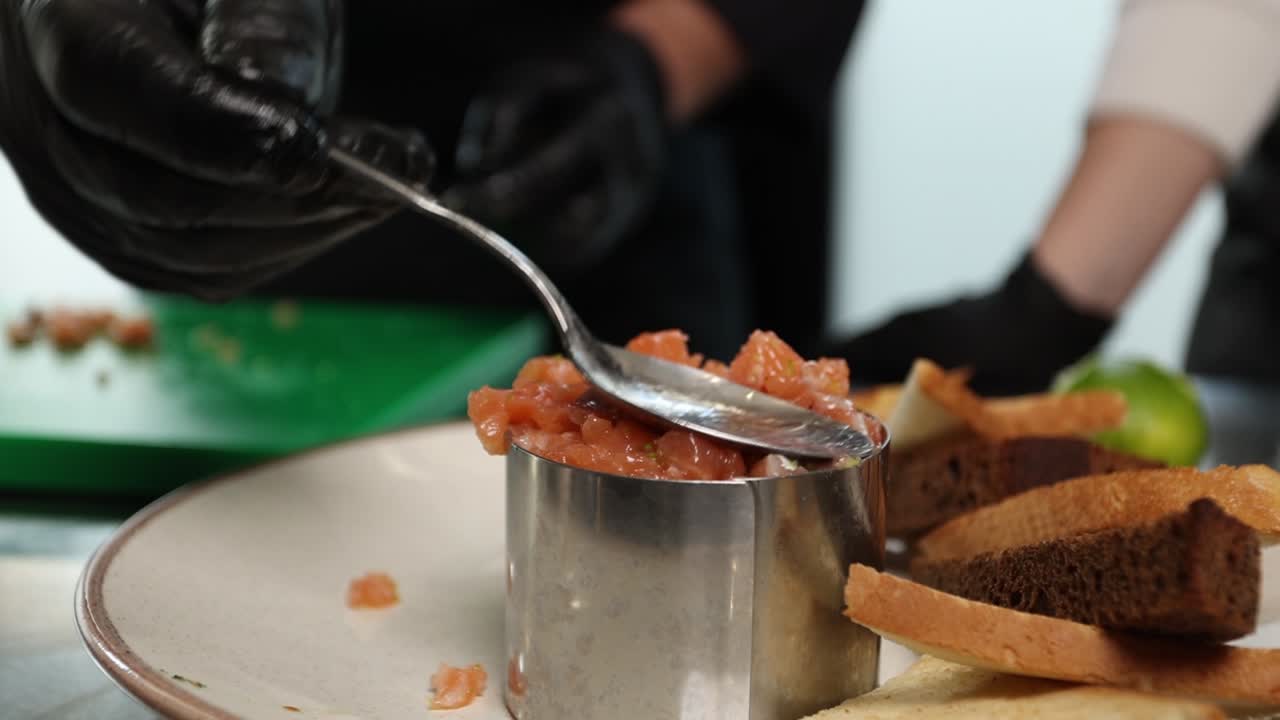 Chef che prepara tartare di salmone