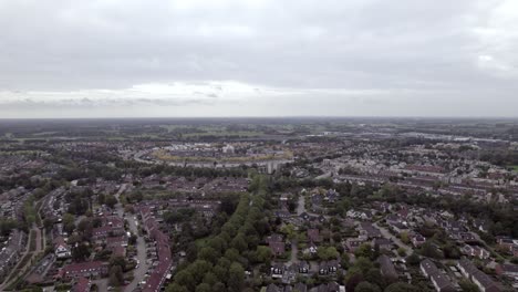 Amplia-Panorámica-Que-Muestra-El-Distintivo-Barrio-Residencial-De-Leesten-En-Los-Suburbios-De-Zutphen-Con-Una-Forma-Distintiva.