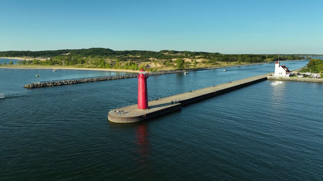 오래된 하지만 여전히 활동적인 등대를 향해 천천히 밀어 넣으세요.